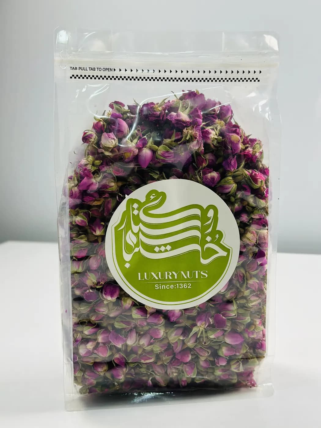 غنچه خشک گل محمدی ایرانی در ویترین روستایی
